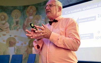 Prof. Mariusz Jędrzejko podczas wykładu.