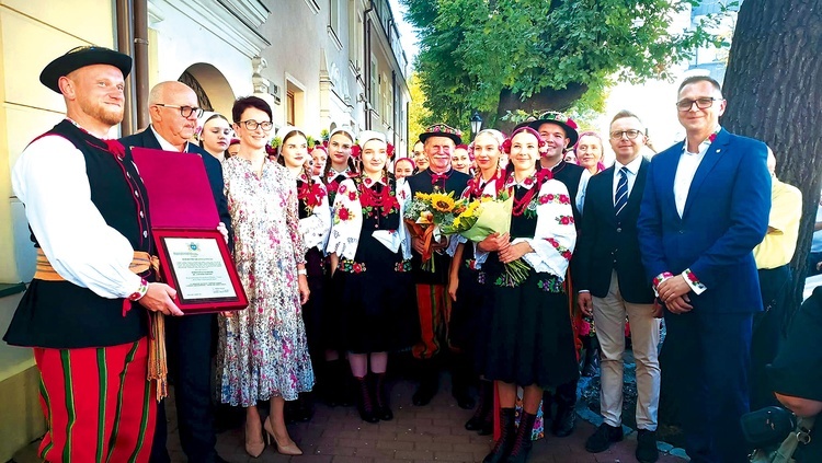 Uroczyste odsłonięcie odbyło się w obecności władz samorządowych i przyjaciół laureatów.