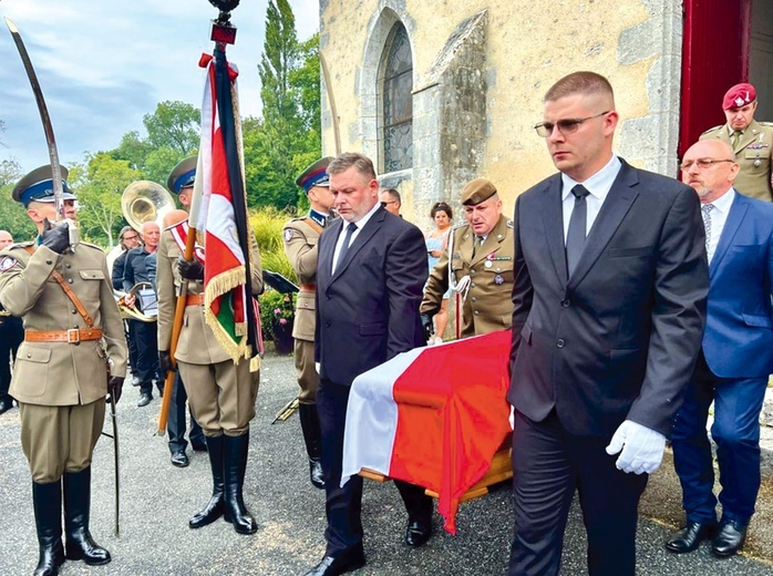 	Doczesne szczątki żołnierza przywiezione zostały do Polski 2 września.