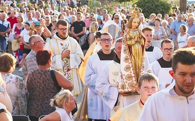 	Figura Matki Bożej Skępskiej noszona w procesji i w pielgrzymkach, jest otoczona przez wiernych szczególną czcią.