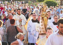 	Figura Matki Bożej Skępskiej noszona w procesji i w pielgrzymkach, jest otoczona przez wiernych szczególną czcią.