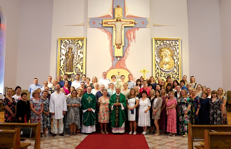 	Uczestnicy spotkania z bp. Markiem Solarczykiem i ks. Krzysztofem Bochniakiem.