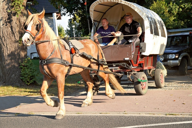 Na spotkanie część osób dociera bryczkami.