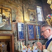 	Obraz poświęcił ks. Stanisław Pachowicz. Malowidło znalazło się w oryginalnym miejscu, nad wejściem z prezbiterium  do zakrystii.