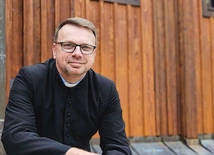 	Dziesięć lat temu kapłan był przez sześć tygodni więziony przez porywaczy z 25 Afrykańczykami.