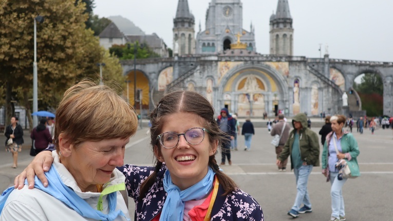 "Bóg kocha mnie, taką jaka jestem" - śpiew Angeliki chwyta za serce, bo ona jest piękna. 