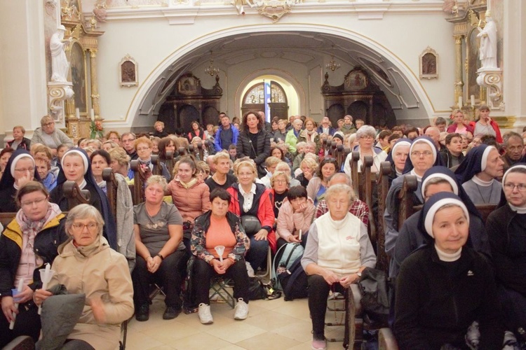 Nabożeństwo ze świecami na Górze Świętej Anny