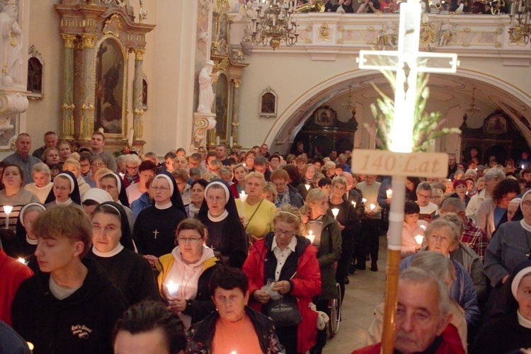 Nabożeństwo ze świecami na Górze Świętej Anny