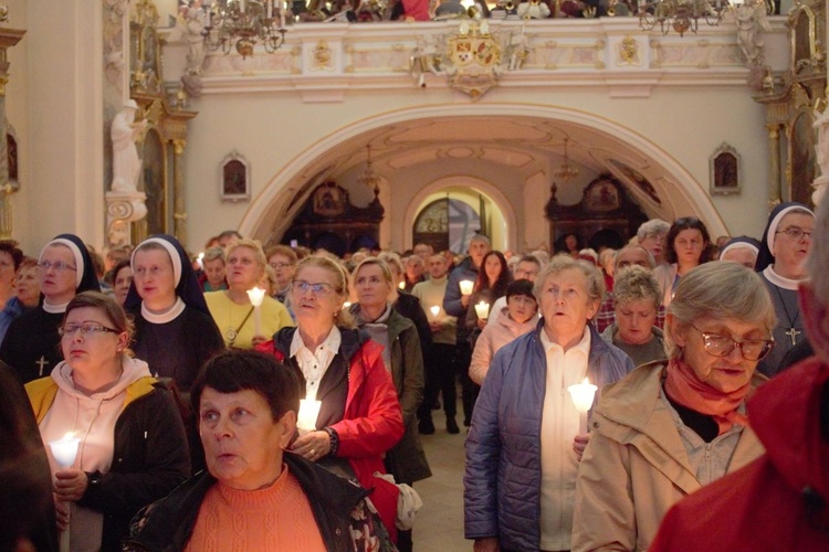 Nabożeństwo ze świecami na Górze Świętej Anny