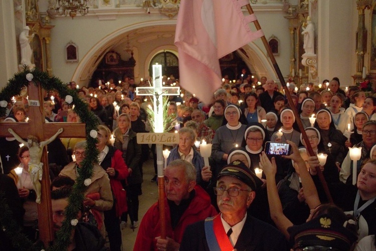 Nabożeństwo ze świecami na Górze Świętej Anny