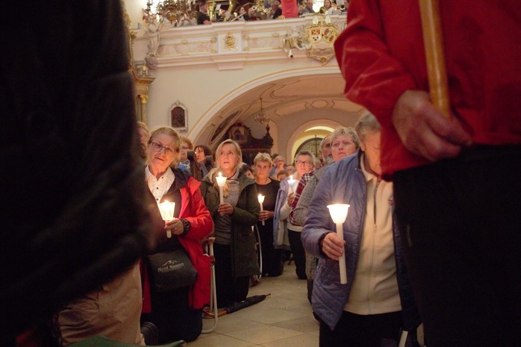 Nabożeństwo ze świecami na Górze Świętej Anny