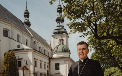 W katedrze łowickiej biskup Wojciech Osial przyjął wszystkie sakramenty.