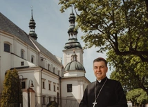 W katedrze łowickiej biskup Wojciech Osial przyjął wszystkie sakramenty.