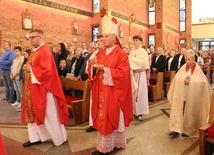 Relikwie Krzyża Świętego do świątyni wprowadził bp Marek Solarczyk.