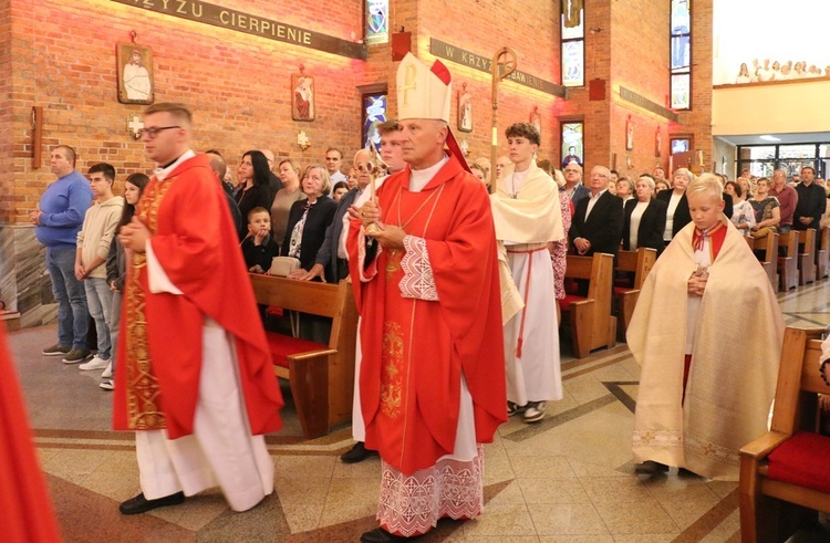 Relikwie Krzyża Świętego do świątyni wprowadził bp Marek Solarczyk.