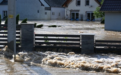 Fala powodziowa przechodzi przez region