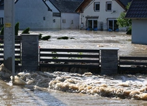 Fala powodziowa przechodzi przez region