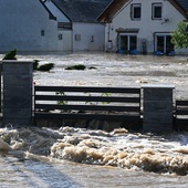 Fala powodziowa przechodzi przez region