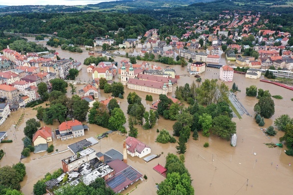 Zalane Kłodzko. W centralnym punkcie zdjęcia widać klasztor ojców franciszkanów.