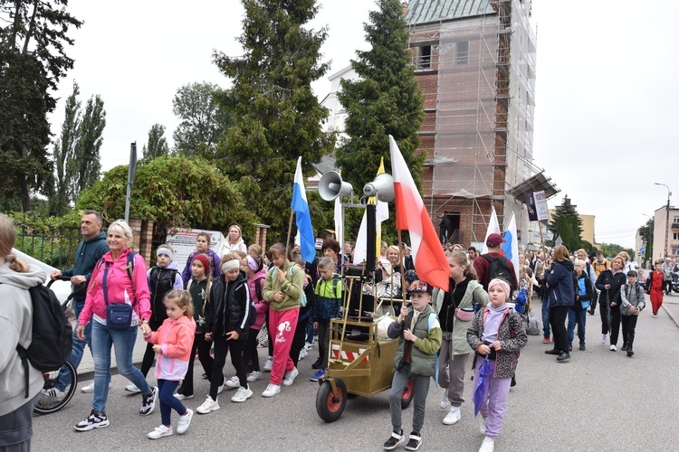 Pielgrzymka dzieci. Wyjście z Przasnysza