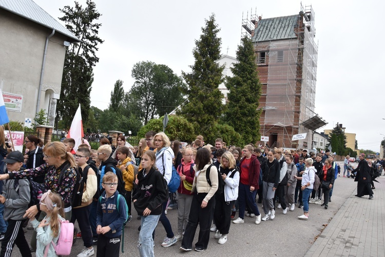 Pielgrzymka dzieci. Wyjście z Przasnysza