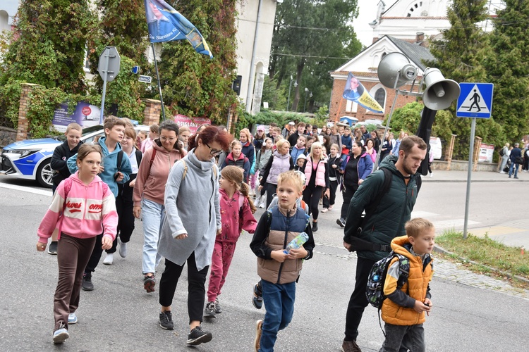 Pielgrzymka dzieci. Wyjście z Przasnysza