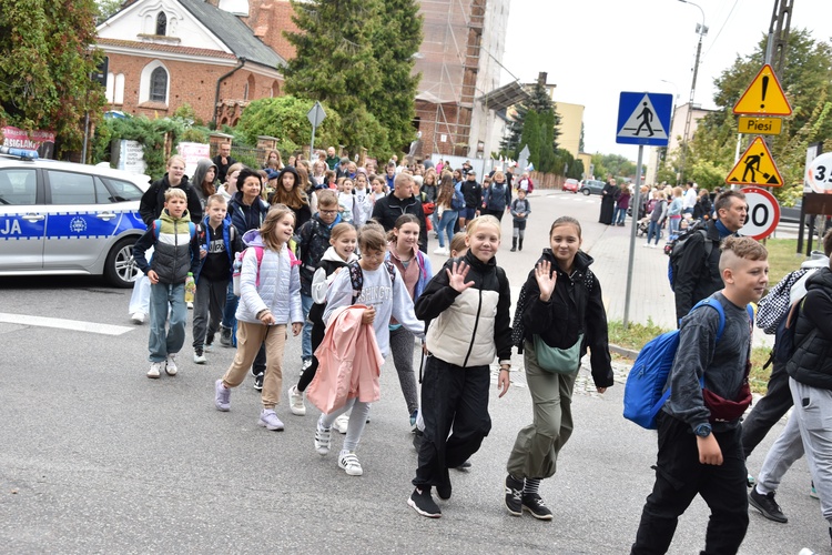 Pielgrzymka dzieci. Wyjście z Przasnysza