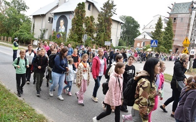 Pielgrzymka dzieci. Wyjście z Przasnysza