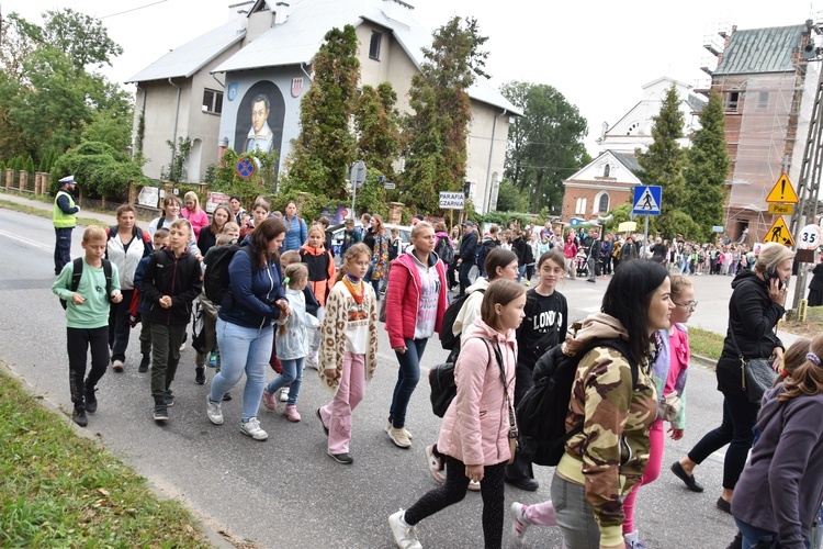 Pielgrzymka dzieci. Wyjście z Przasnysza