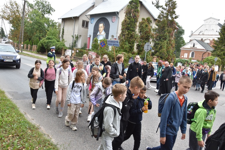 Pielgrzymka dzieci. Wyjście z Przasnysza