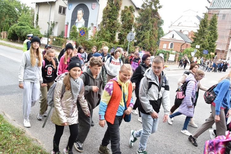 Pielgrzymka dzieci. Wyjście z Przasnysza