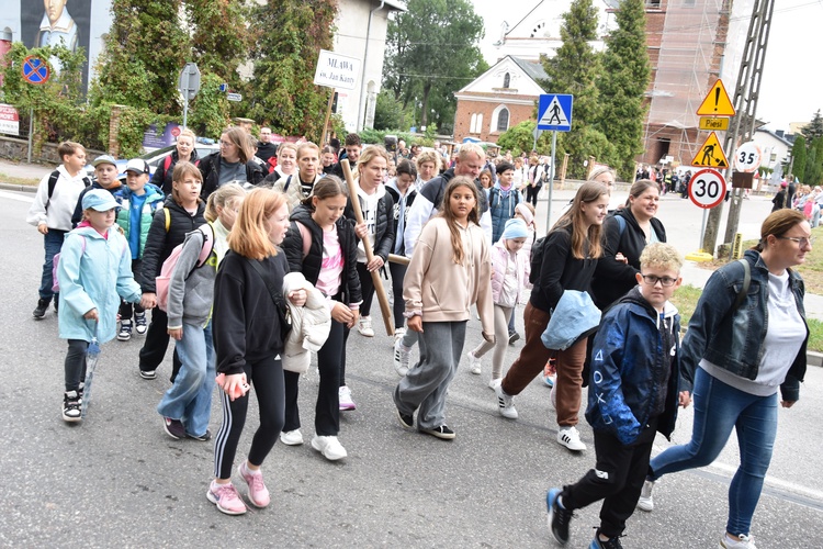 Pielgrzymka dzieci. Wyjście z Przasnysza