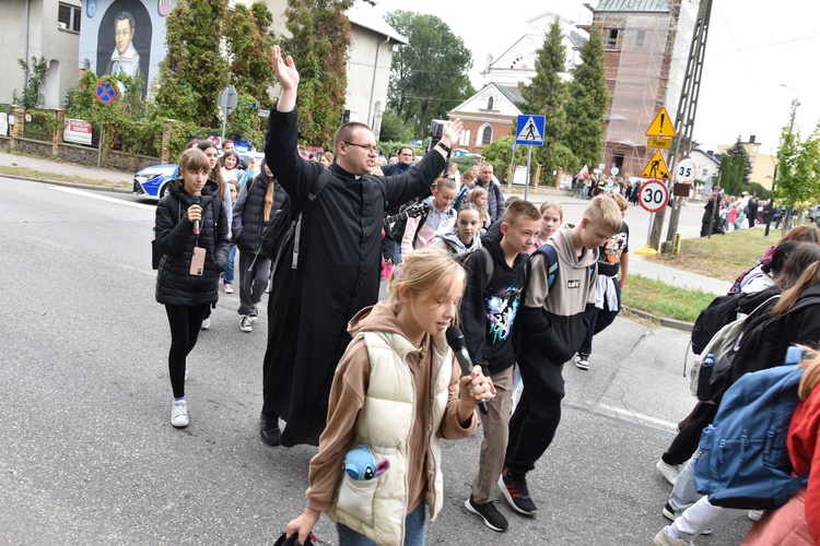 Pielgrzymka dzieci. Wyjście z Przasnysza