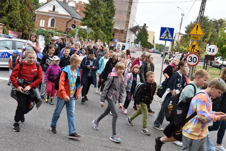 Pielgrzymka dzieci. Wyjście z Przasnysza