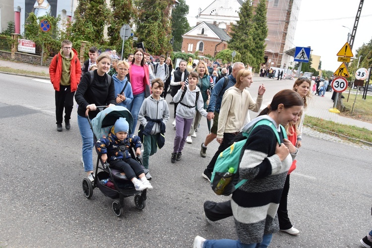 Pielgrzymka dzieci. Wyjście z Przasnysza