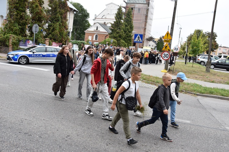 Pielgrzymka dzieci. Wyjście z Przasnysza