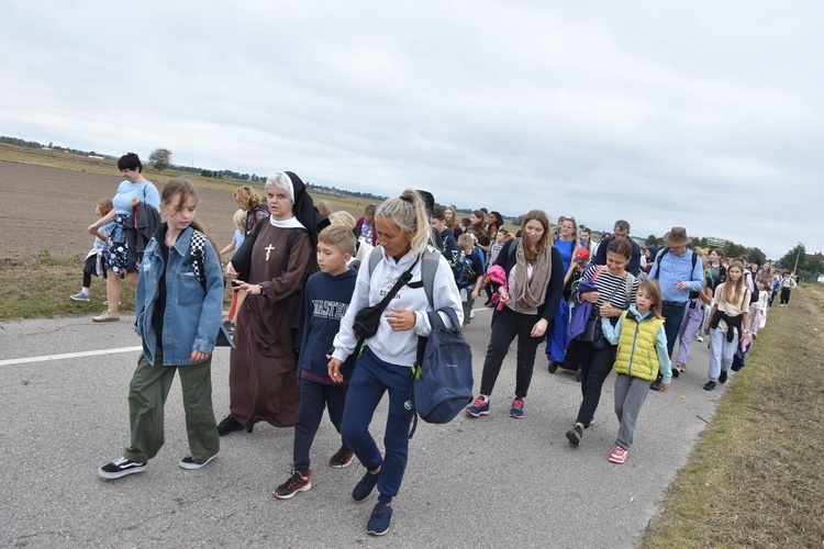 Pielgrzymka dzieci. W drodze do Rostkowa