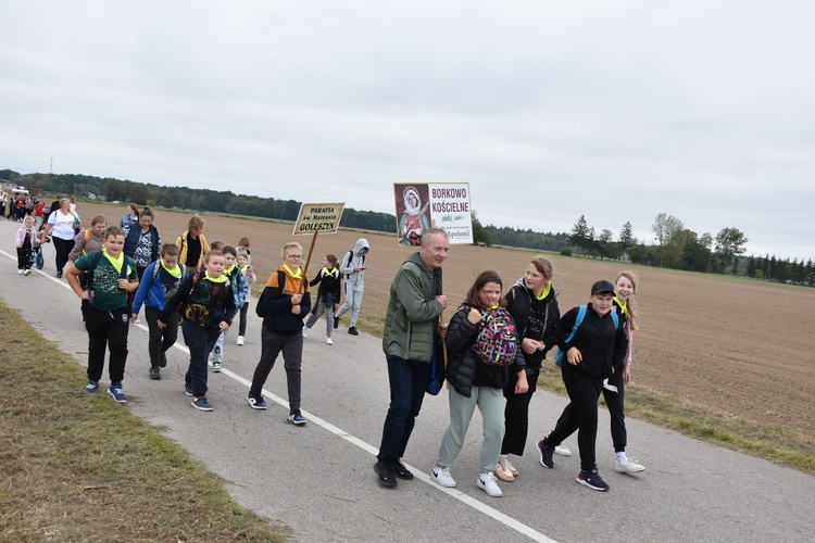 Pielgrzymka dzieci. W drodze do Rostkowa