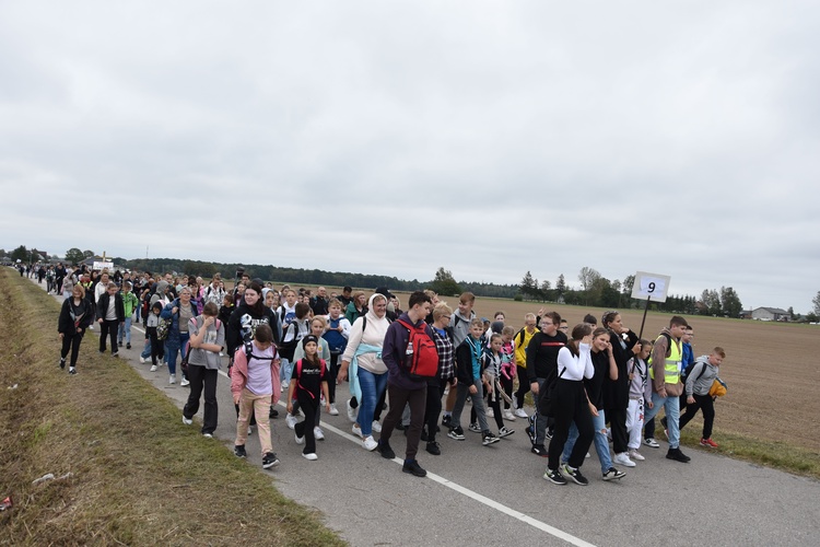 Pielgrzymka dzieci. W drodze do Rostkowa