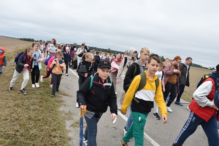 Pielgrzymka dzieci. W drodze do Rostkowa