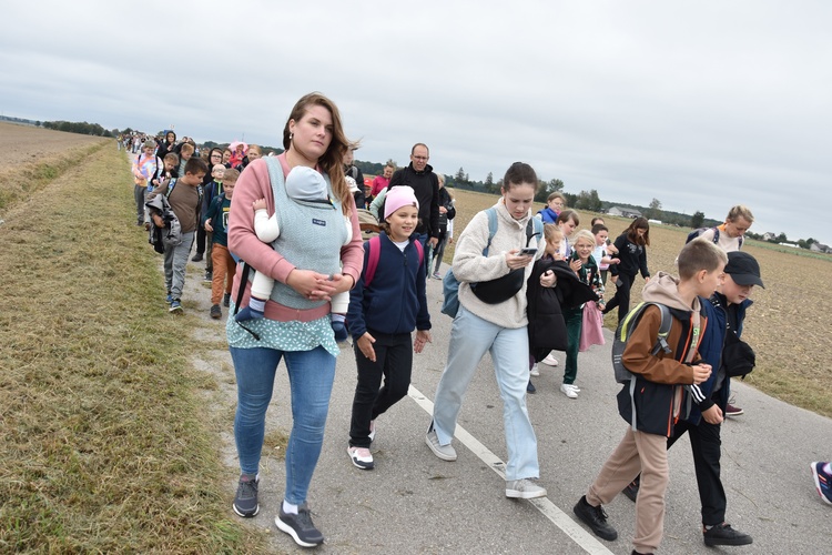 Pielgrzymka dzieci. W drodze do Rostkowa