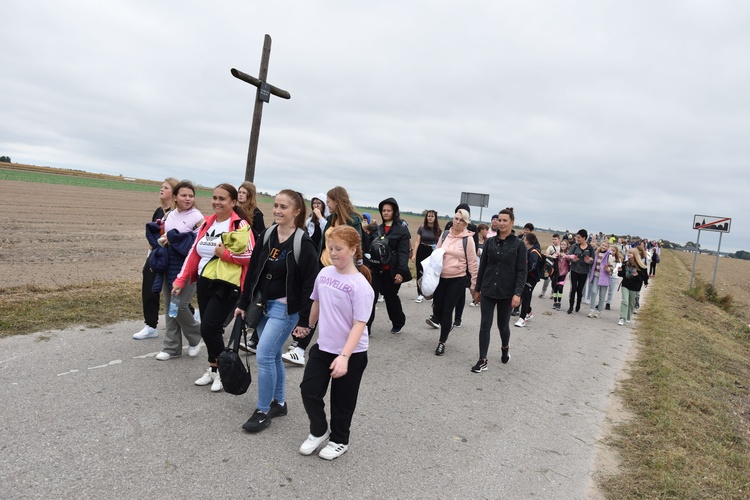 Pielgrzymka dzieci. W drodze do Rostkowa