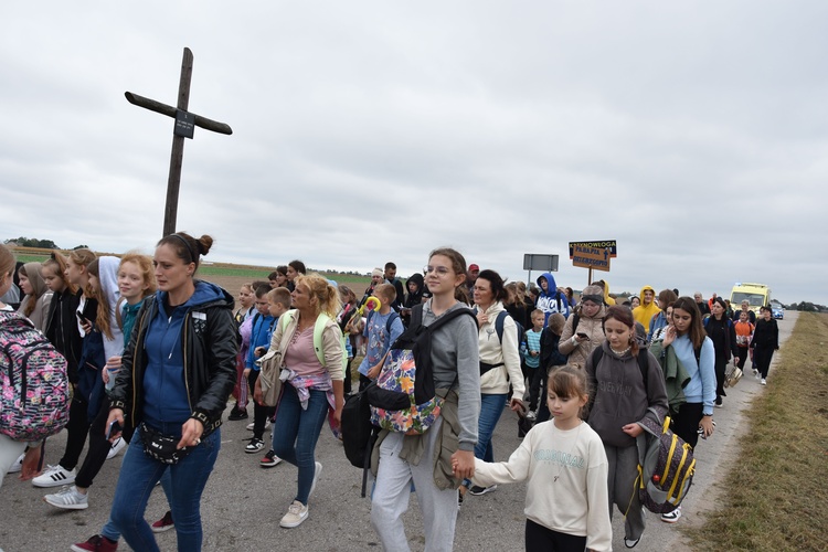 Pielgrzymka dzieci. W drodze do Rostkowa