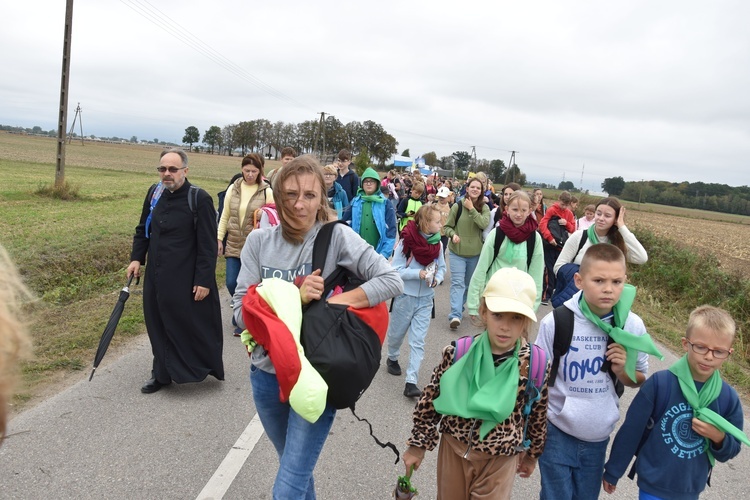 Pielgrzymka dzieci. W drodze do Rostkowa