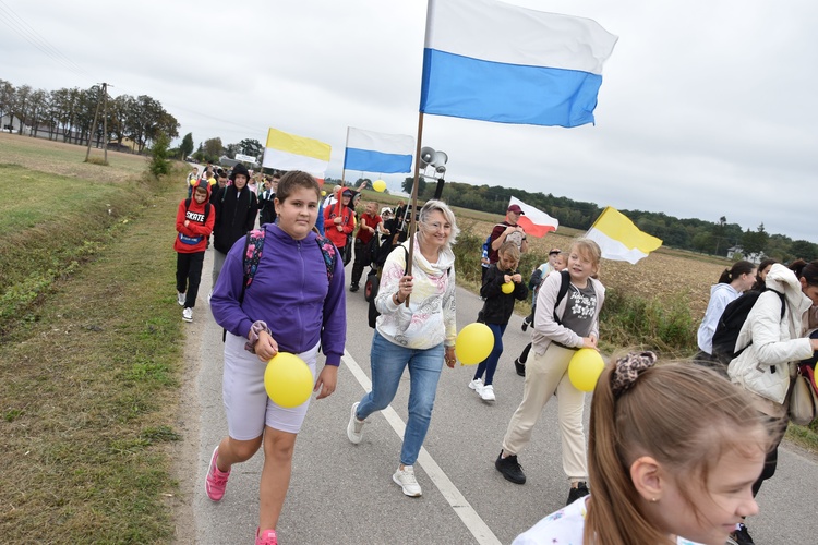 Pielgrzymka dzieci. W drodze do Rostkowa