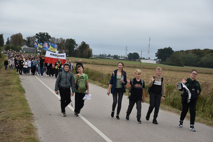 Pielgrzymka dzieci. W drodze do Rostkowa