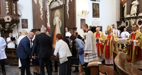 Powitanie obrazu Jezusa Miłosiernego w kościele świętojańskim.