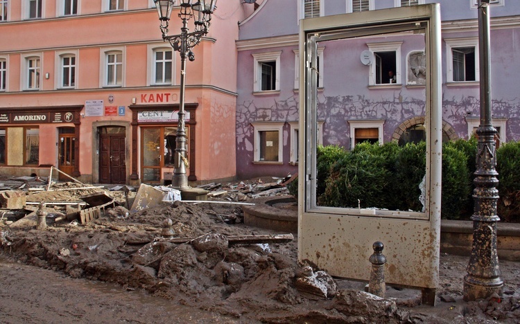 Powódź na ziemi kłodzkiej - po przejściu niszczącej fali [ZDJĘCIA]