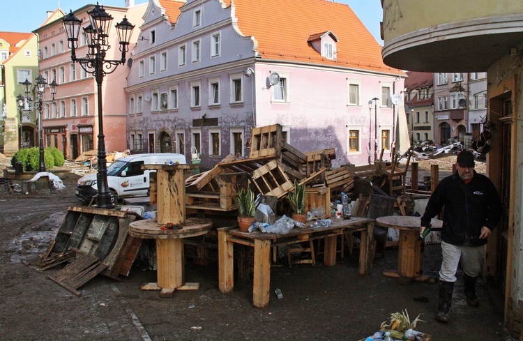 Powódź na ziemi kłodzkiej - po przejściu niszczącej fali [ZDJĘCIA]