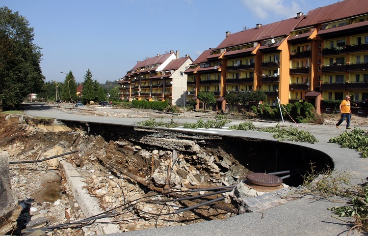 Powódź na Ziemi Kłodzkiej - po przejściu niszczącej fali [ZDJĘCIA]